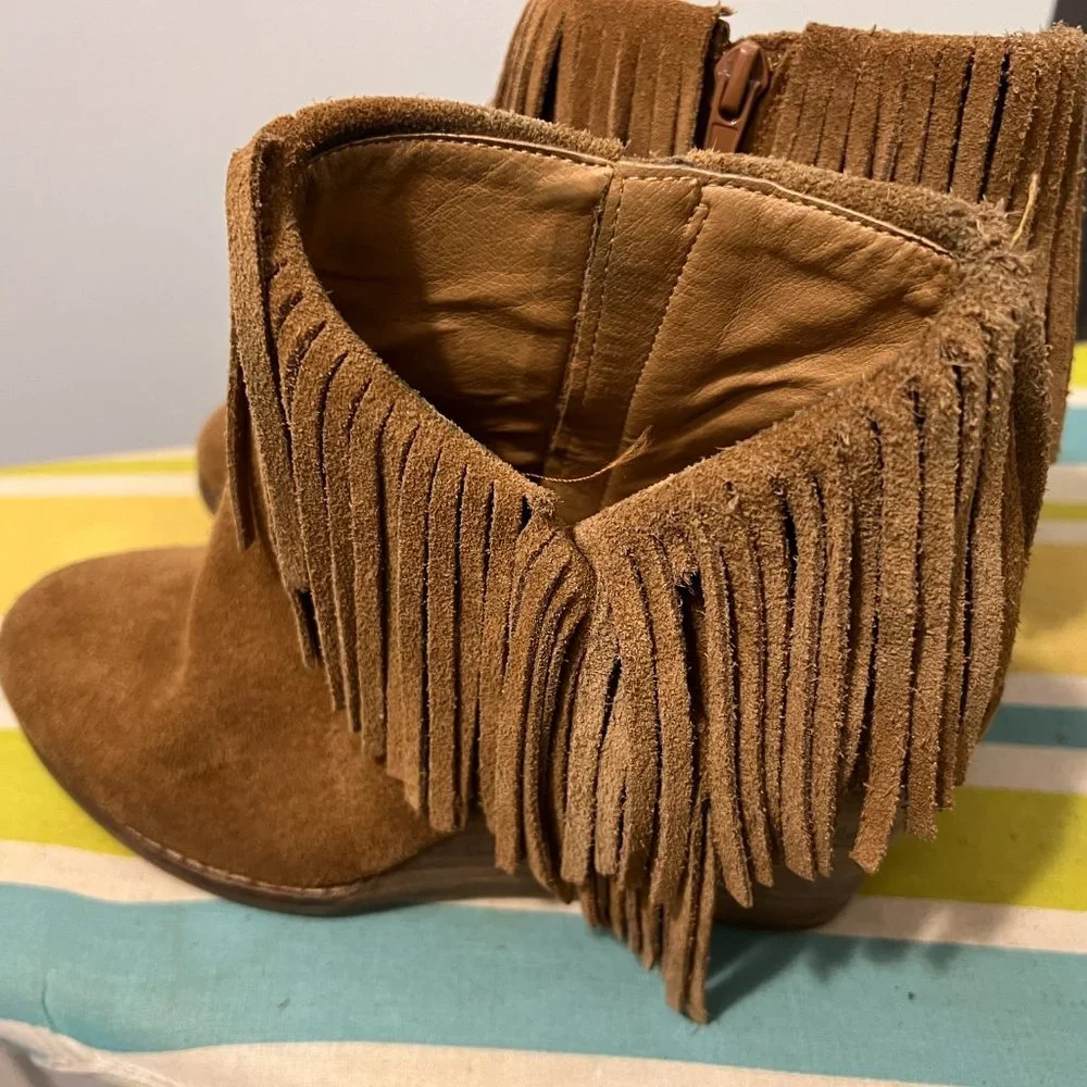 Lucky Brand tan fringed size 7 boots